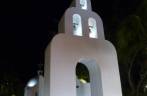 Igreja iluminada em praça na 5a Avenida em Playa del Carmen, na península do Yucatán, no México
